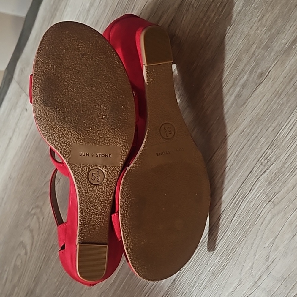 ✨️❤️Beautiful Sun + Stone Red Buckle & Zip Back Wedge Heels Size 5.5 - Picture 7 of 16
